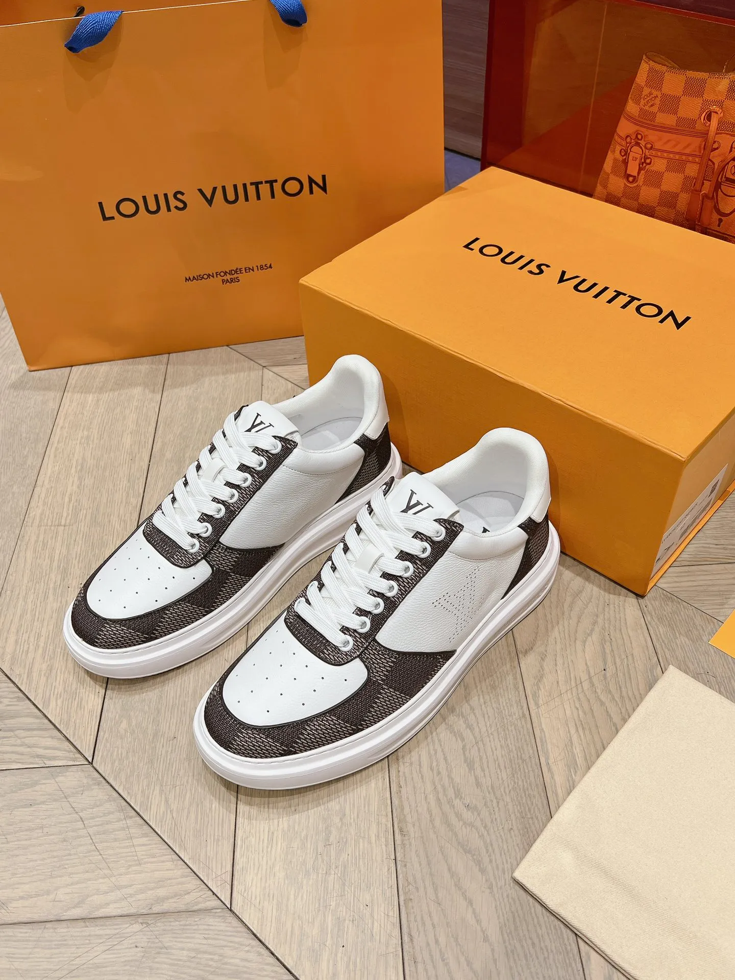 👟👟Ex-factory price 680👟👟 New LV white shoes for men, checkerboard series, plaid color matching, pure cowhide, 3D printed breathable holes, men's casual business travel shoes👟full of comfort, size: 37-45